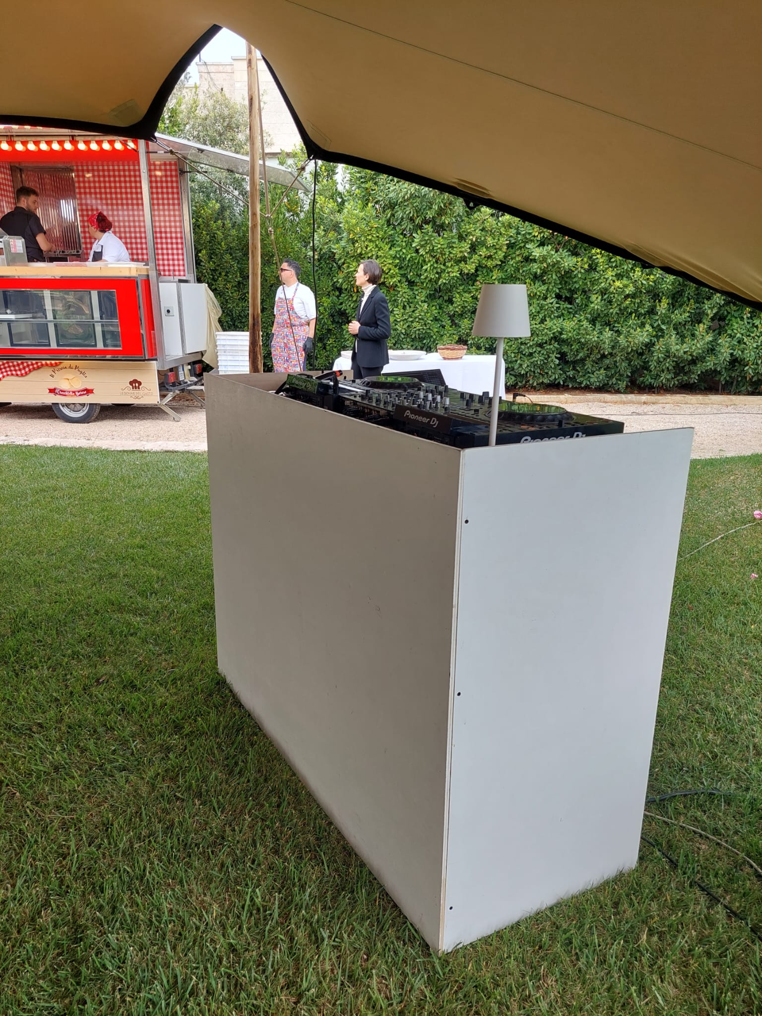 DJ booth bianco
