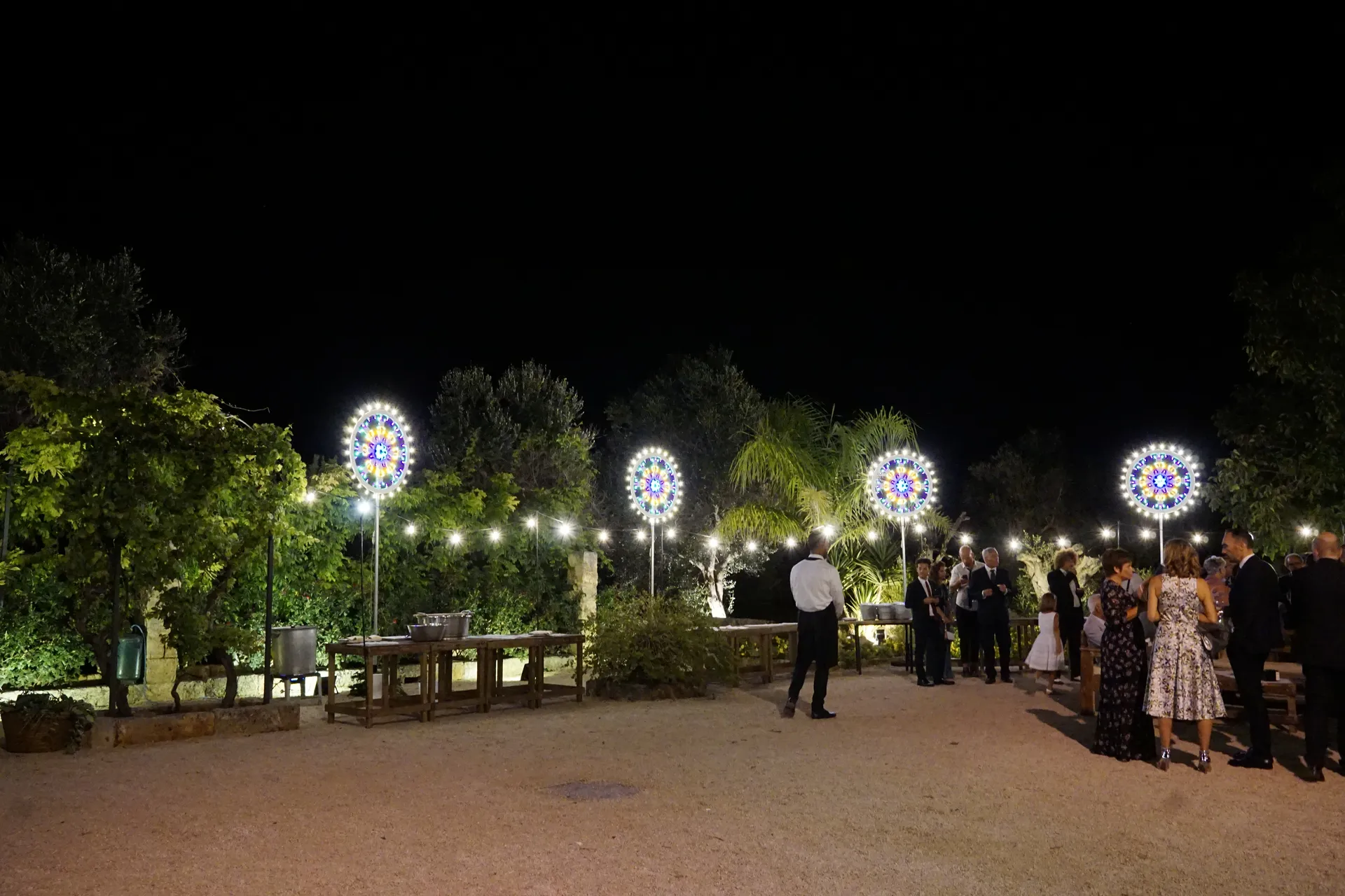 Rosoni su pali + illuminazione buffet con filo di lampadine (1)_result