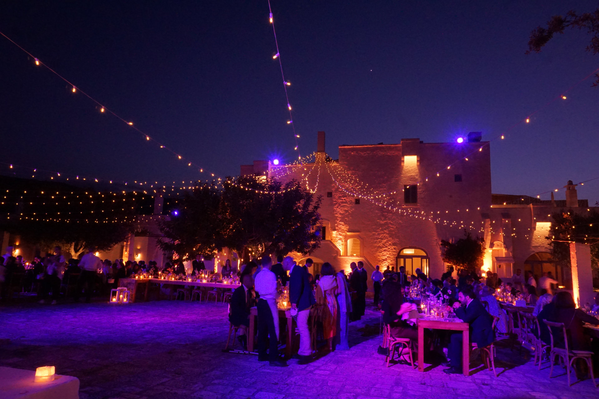 gMasseria Le Carrube – Cielo appeso corte con fili di lucciole a semi raggiera (4)_result