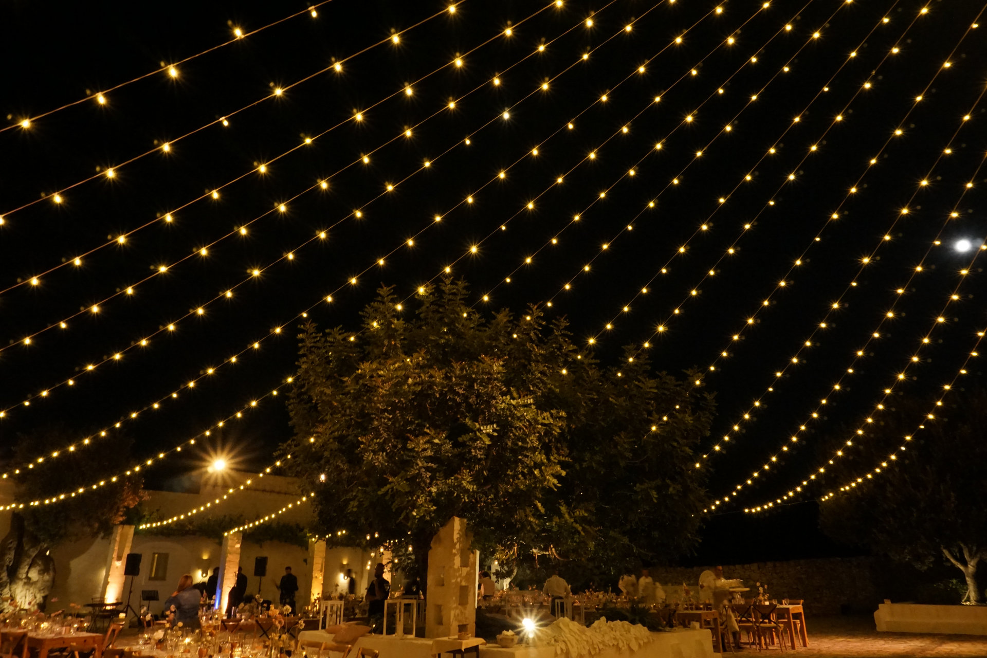 hMasseria Le Carrube – Cielo appeso corte con fili di lucciole a semi raggiera (11)_result